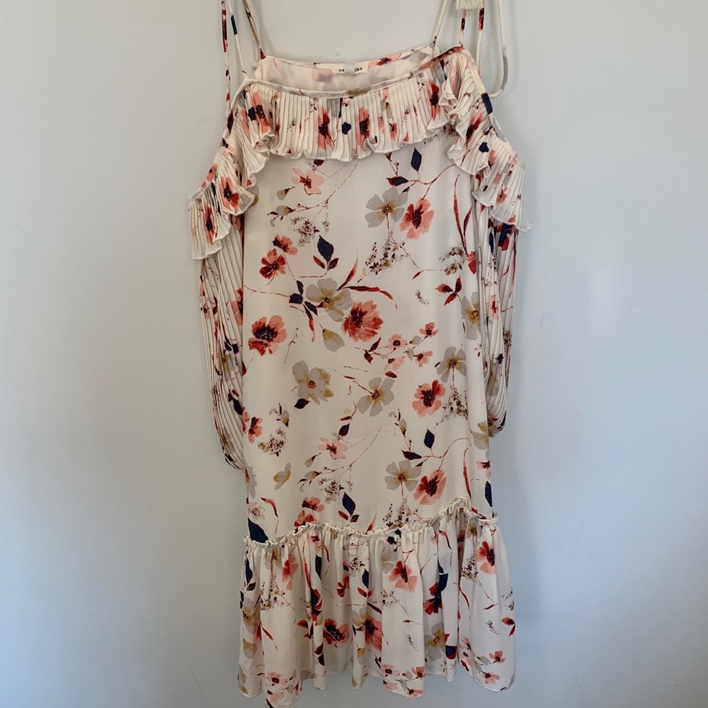 En creme floral dress